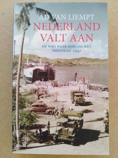 Ad van Liempt - Nederland valt aan, Boeken, Oorlog en Militair, Gelezen, Overige onderwerpen, 1945 tot heden, Ophalen of Verzenden