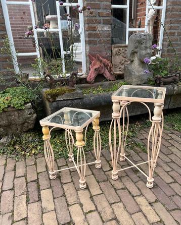 Set van 2 Brocante Franse Bijzettafeltjes beschikbaar voor biedingen