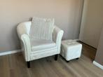 Witte chesterfield stoel met hocker, Ophalen, Kunststof, Minder dan 75 cm, Zo goed als nieuw