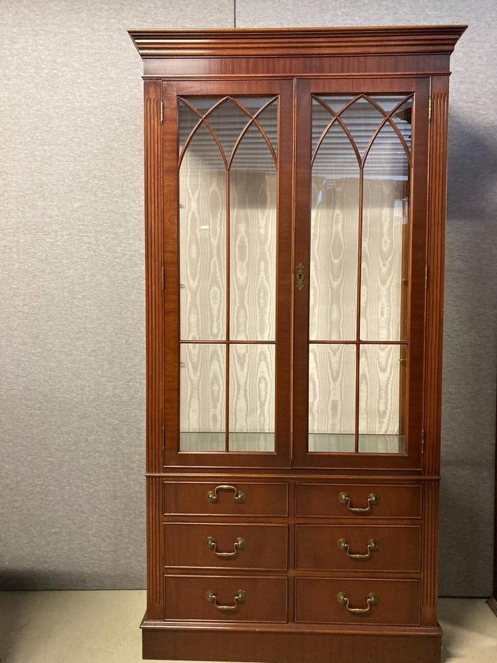 Display Cabinet / Vitrinekast in mahonie, achterwand in stof, Huis en Inrichting, Kasten | Overige, Gebruikt, Ophalen