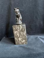Poes op hoge natuurstenen sokkel. brons/bronzen, Ophalen of Verzenden