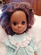 Vintage donkere rubber pop met kleding en schoenen, Verzamelen, Ophalen of Verzenden, Gebruikt, Pop