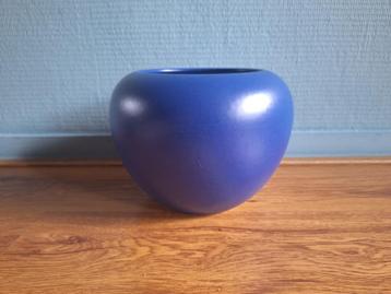 Luxe blauwe bloempot beschikbaar voor biedingen