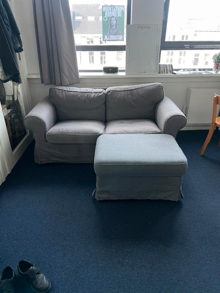 IKEA Ektorp bank + hocker, Huis en Inrichting, Banken | Sofa's en Chaises Longues, Gebruikt, Tweepersoons, 150 tot 200 cm, 75 tot 100 cm