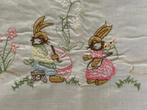 Brocante wit handwerk tafelkleedje pasen / haasjes. Katoen, Ophalen, Zo goed als nieuw, Vierkant, Binnen