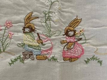 Brocante wit handwerk tafelkleedje pasen / haasjes. Katoen beschikbaar voor biedingen