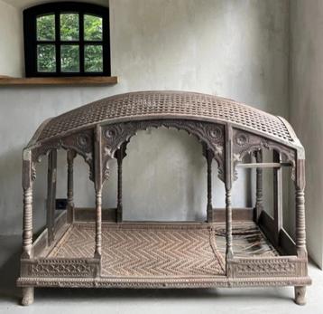 Oude draagstoel. Hondenbed hondenmand beschikbaar voor biedingen