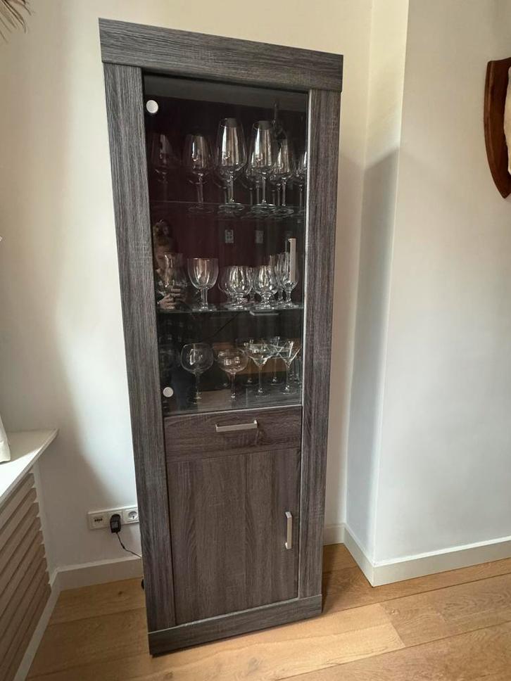 Vitrinekast bruin/grijs te koop!, Huis en Inrichting, Kasten | Vitrinekasten, Zo goed als nieuw, 150 tot 200 cm, 50 tot 100 cm