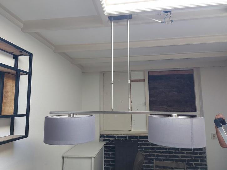Moderne hanglamp met twee lampenkappen, Huis en Inrichting, Lampen | Hanglampen, Minder dan 50 cm, Metaal, Stof, Ophalen