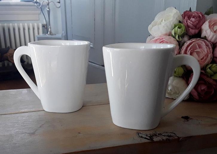 2 witte mokken - bekers - Xenos, Huis en Inrichting, Keuken | Servies, Zo goed als nieuw, Kop(pen) en/of Schotel(s), Overige stijlen