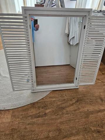 Spiegel wit met Louvre deurtjes. Landelijk  beschikbaar voor biedingen