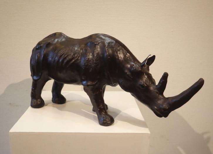 Antieke lederen neushoorn, Antiek en Kunst, Kunst | Beelden en Houtsnijwerken, Ophalen of Verzenden