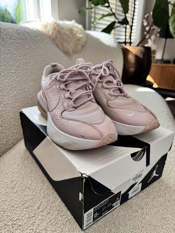 Nike Air lichtroze beschikbaar voor biedingen