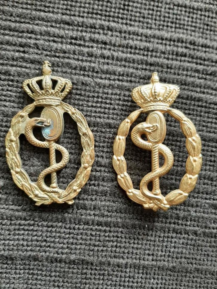 Borstzakembleem Arts oud en nieuw model, Verzamelen, Militaria | Algemeen, Landmacht, Embleem of Badge, Nederland, Ophalen of Verzenden