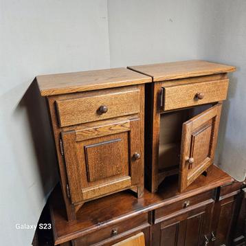 Set eikenhouten nachtkastjes – klassiek en tijdloos beschikbaar voor biedingen
