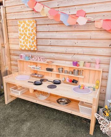 Modderkeuken, kinderkeuken, speelkeuken op maakt gemaakt. beschikbaar voor biedingen
