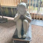 Betonnen tuinbeeld, zittend meisje, Tuin en Terras, Tuinbeelden, Ophalen of Verzenden