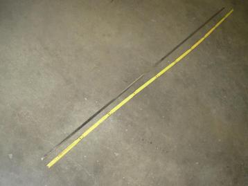 Peugeot 404 sierlijsten sierstrips onderkant dorpels beschikbaar voor biedingen