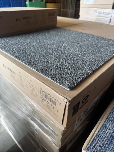 Desso Solid 9094 grijs (nieuw) 50x50 tapijttegels, Huis en Inrichting, Stoffering | Vloerbedekking, Nieuw, Tapijttegels, Wit, Crème