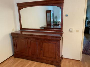 Mahoniehouten dressoir met bijbehorende spiegel beschikbaar voor biedingen