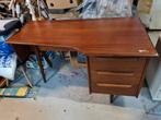 Vintage Houten Bureau met Lades, Ophalen, Gebruikt, Bureau