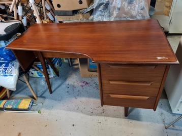 Vintage Houten Bureau met Lades beschikbaar voor biedingen