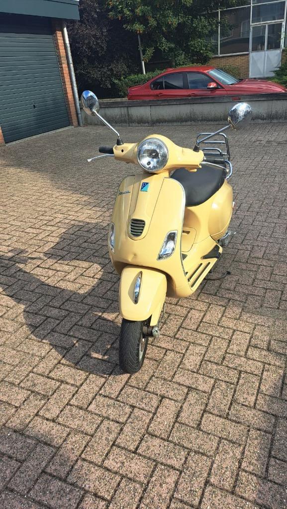 Vanille Vespa lx 50cc 4-takt, Fietsen en Brommers, Snorfietsen en Snorscooters, Zo goed als nieuw, Vespa, Benzine, Ophalen