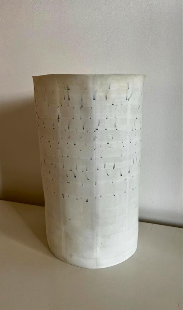 Kunstige porselienen Vaasvorm van Hans Wolvers, Huis en Inrichting, Woonaccessoires | Vazen, Zo goed als nieuw, Wit, Minder dan 50 cm