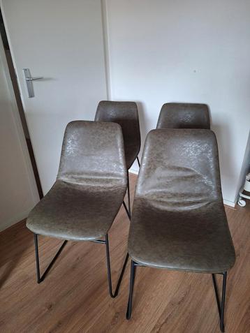 Vier eetkamer stoelen legergroen beschikbaar voor biedingen