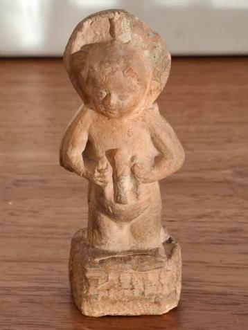 Antiek terracotta beeldje.  beschikbaar voor biedingen