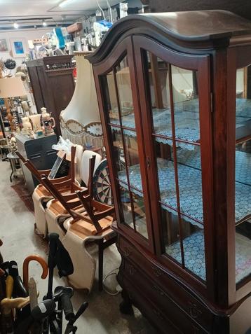 Vitrine kast beschikbaar voor biedingen