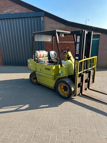 Te koop heftruck clark gas 3 ton triplo beschikbaar voor biedingen