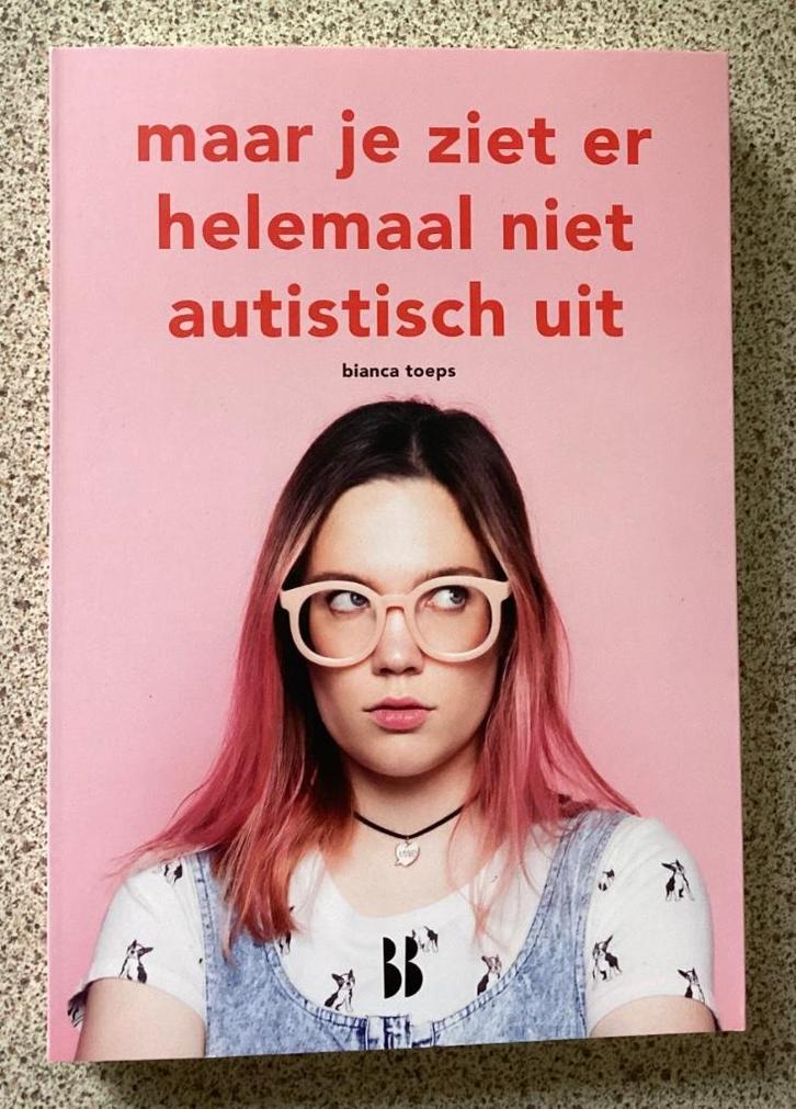 Maar je ziet er helemaal niet autistisch uit - Bianca Toeps, Boeken, Psychologie, Zo goed als nieuw, Ophalen of Verzenden