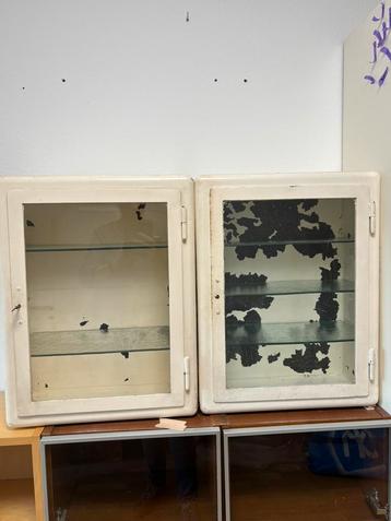 Medicijnkastjes vintage jaren 50 glas wit metaal 23x46x57 cm beschikbaar voor biedingen