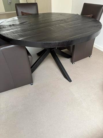 Ronde houten eettafel met bijpassende salontafel beschikbaar voor biedingen