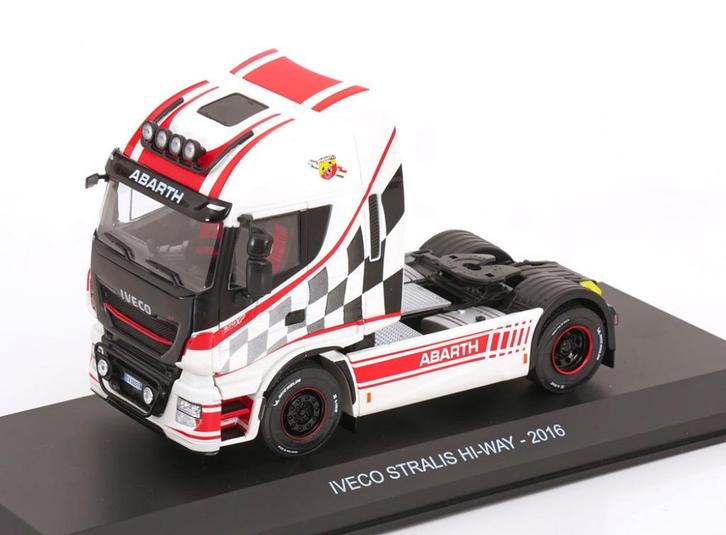 Atlas 1:43 Iveco Stralis Hi-Way Truck *Abarth* 2016 wit, Hobby en Vrije tijd, Modelauto's | 1:43, Nieuw, Bus of Vrachtwagen, Overige merken