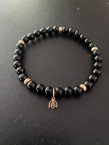 14 karaat gouden armband met onyx edelsteen en lotus hanger beschikbaar voor biedingen