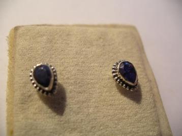 Een paar Zilveren Oorbellen met Echte Ruw Blauw Saffiertje beschikbaar voor biedingen
