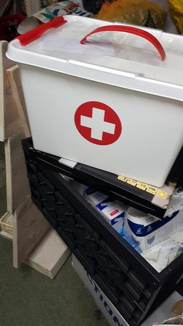 EHBO kitten/puppy's koffer beschikbaar voor biedingen