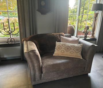 Zgan gezellige loveseat! beschikbaar voor biedingen