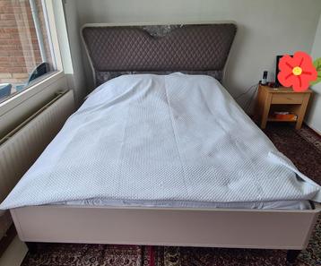 Mooi en stevig bed inclusief kledingkast