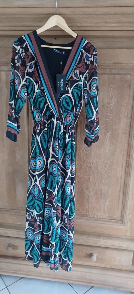 Jurk van merk MUSTHAVES bij Elja. Nieuw. Te dragen vanaf L, Kleding | Dames, Jumpsuits, Ophalen of Verzenden, Nieuw, Maat 46/48 (XL) of groter