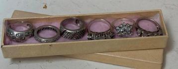 Vijf  Zilveren Ringen bezet met Stras beschikbaar voor biedingen