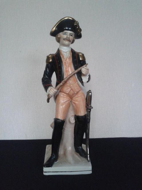 oud Porseleinen BEELDJE <> Militair in Uniform met Sabel, Antiek en Kunst, Curiosa en Brocante, Ophalen of Verzenden