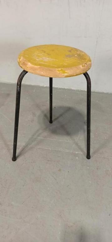 Vintage industriëlle kruk, geel beschikbaar voor biedingen
