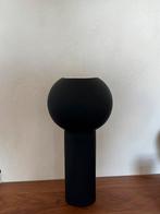 Zwarte Cooee Design Pillar Vase Bolvormige Vaas, Huis en Inrichting, Zwart, Aardewerk of Porselein, Ophalen of Verzenden, Zo goed als nieuw