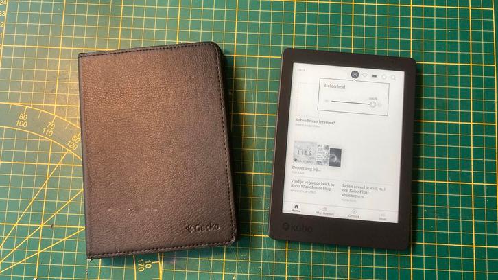 Kobo Aura 2, zgan, met Gecko Sleepcover, Computers en Software, E-readers, Zo goed als nieuw, 6 inch of minder, 4 GB of minder