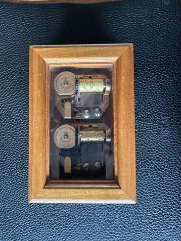 Muziek doos Hout met glazen bovenkant. (Zwitserland) beschikbaar voor biedingen