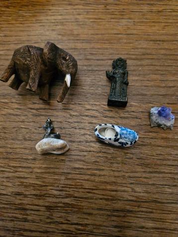 Souvenirs uit verschillende landen. beschikbaar voor biedingen