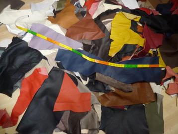Doos M met 9,9 kilo soepel echt leer rundleer beschikbaar voor biedingen